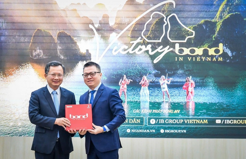 Tổng Biên tập Báo Nhân Dân Lê Quốc Minh trao tặng MV cho Phó Chủ tịch Ủy ban nhân dân tỉnh Quảng Ninh Cao Tường Huy.