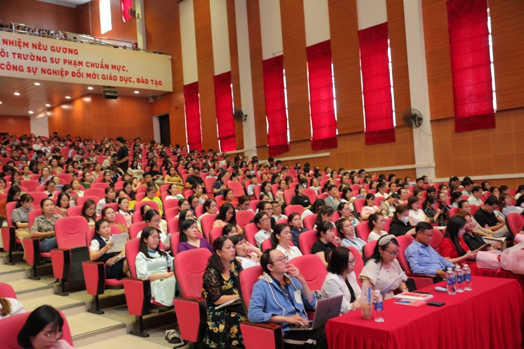 Buổi tập huấn sáng nay thu hút hơn 800 giáo viên tiếng Anh tham dự. Ảnh: BTC