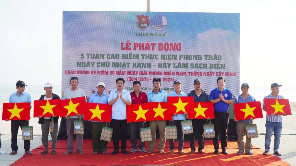 Thành đoàn Huế tặng 100 lá cờ Tổ quốc và 100 túi thuốc y tế cho bà con ngư dân vươn khơi bám biển