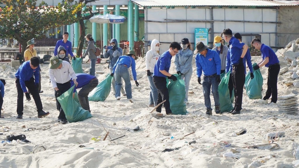 Hàng trăm cán bộ, chiến sĩ, đoàn viên thanh niên và người dân địa phương ra quân tuần cao điểm, tham gia dọn dẹp môi trường