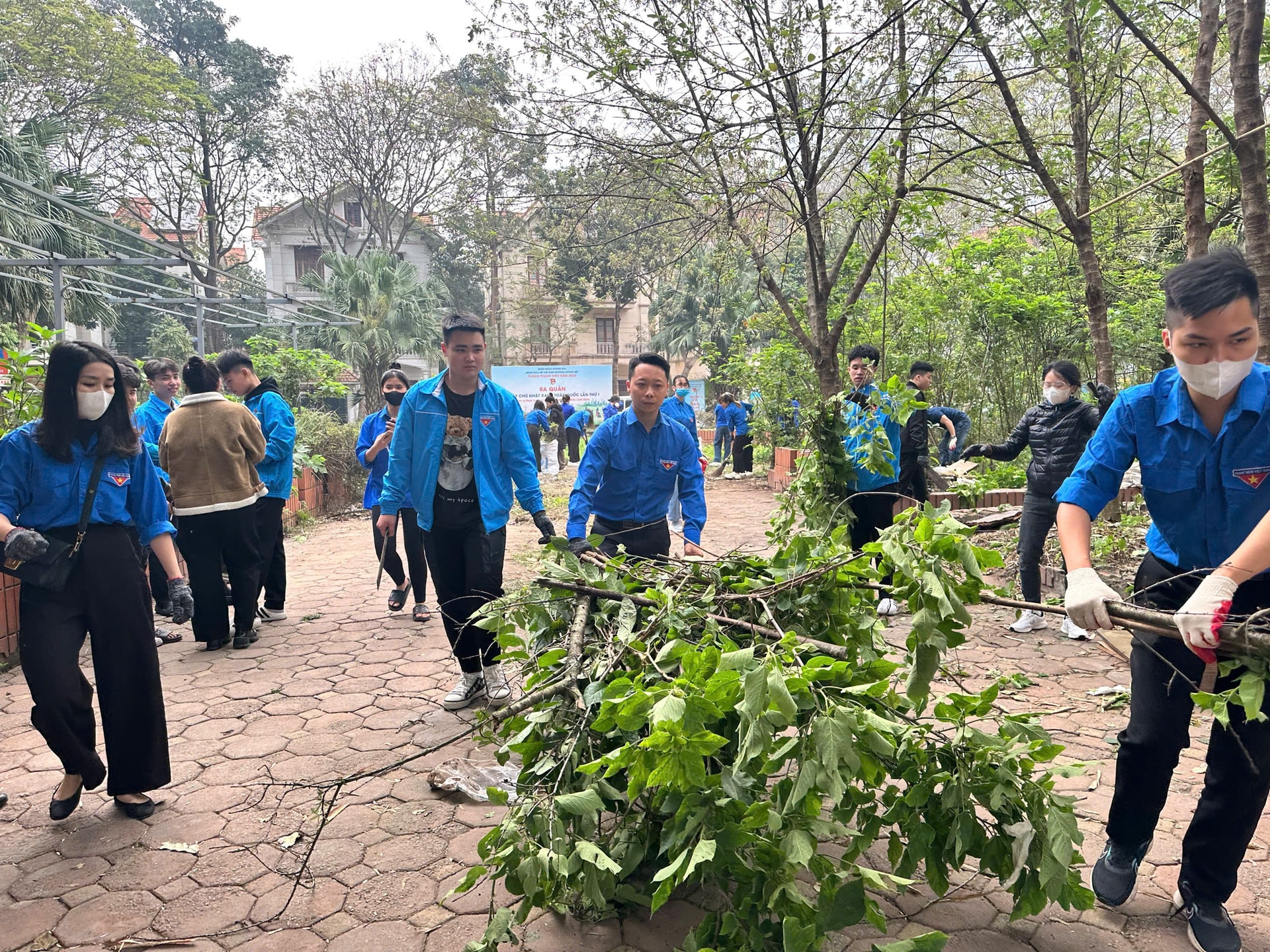 Đoàn viên thanh niên phường Hoàng Liệt (quận Hoàng Mai) tích cực ra quân vệ sinh môi trường. Ảnh: PV