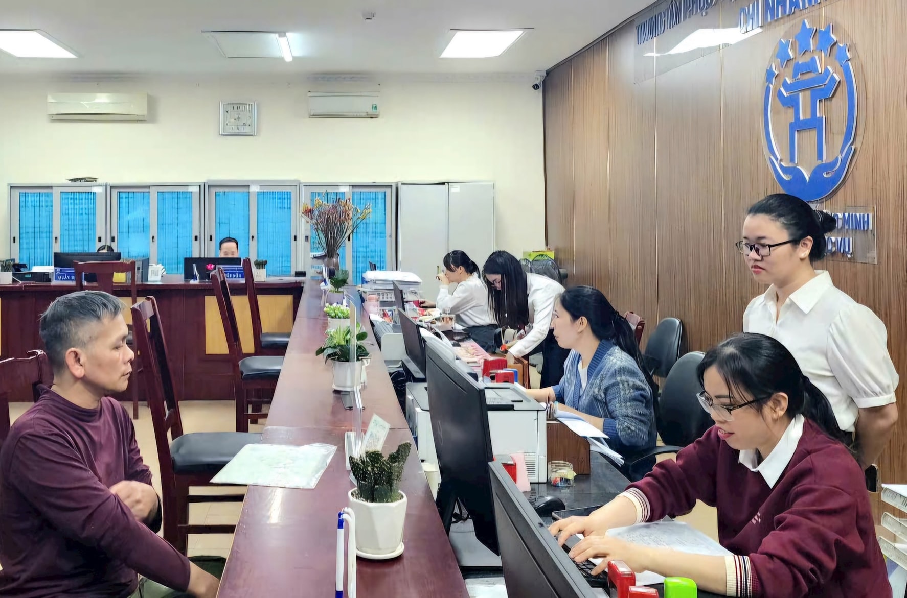 giai-quyet-thu-tuc-hanh-chinh-cho-nguoi-dan-tai-trung-tam-phuc-vu-hanh-chinh-cong-ha-noi-chi-nhanh-so-12-thi-xa-son-tay-.-anh-trung-nguyen.jpg