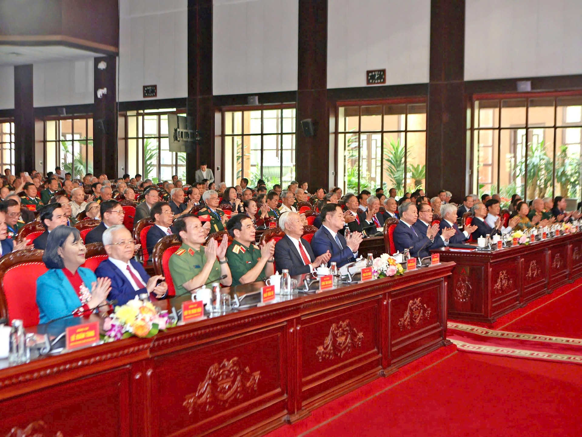 tong-bi-thu-to-lam-va-cac-dai-bieu-du-buoi-gap-mat-can-bo-lao-thanh-cach-mang-nguoi-co-cong-gia-dinh-chinh-sach-tieu-bieu-khu-vuc-mien-bac.-anh-viet-thanh.jpg