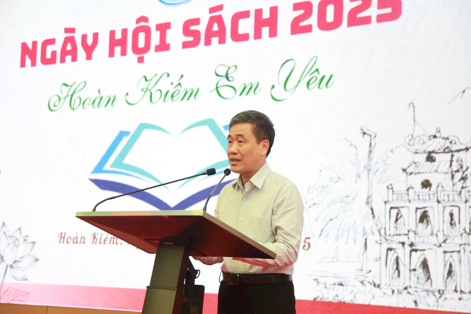 Phó Chủ tịch Thường trực UBND quận Hoàn Kiếm Nguyễn Quốc Hoàn. Ảnh: Lê Nguyễn 