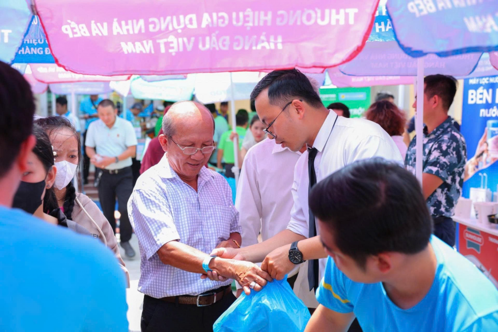 Khách hàng tham gia sự kiện còn được tặng nón bảo hiểm, bình đựng nước và phiếu mua hàng