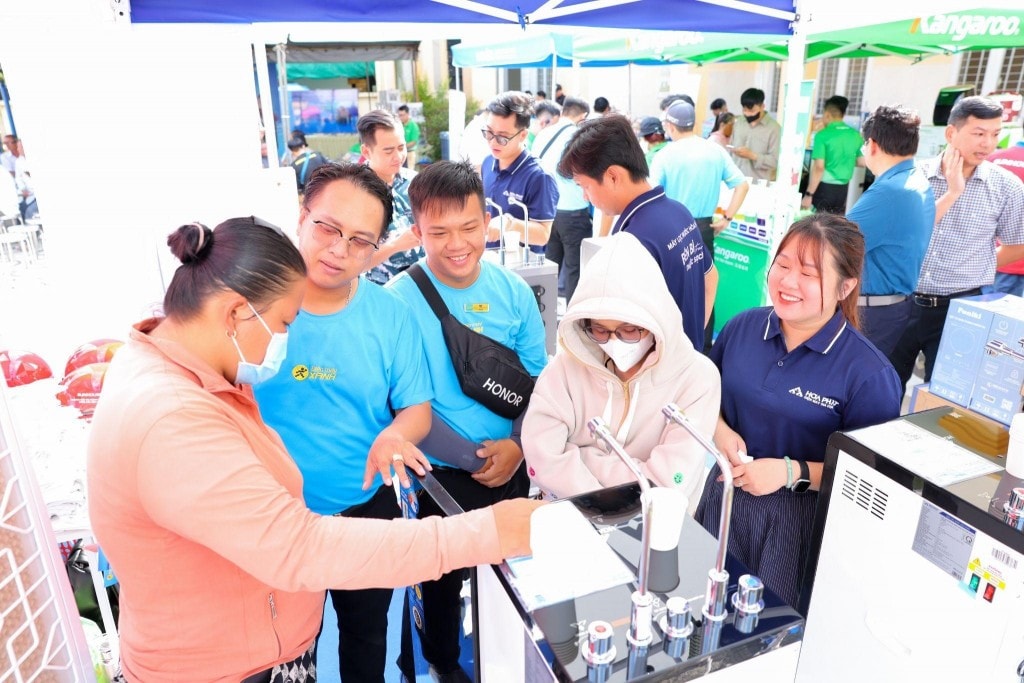 Người dân được tư vấn và trải nghiệm trực tiếp các sản phẩm máy lọc nước trước khi đưa ra quyết định mua hàng