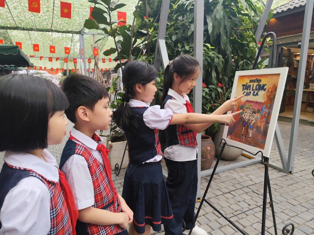 Các em thiếu nhi thích thú với không gian trưng bày tại Phố Sách