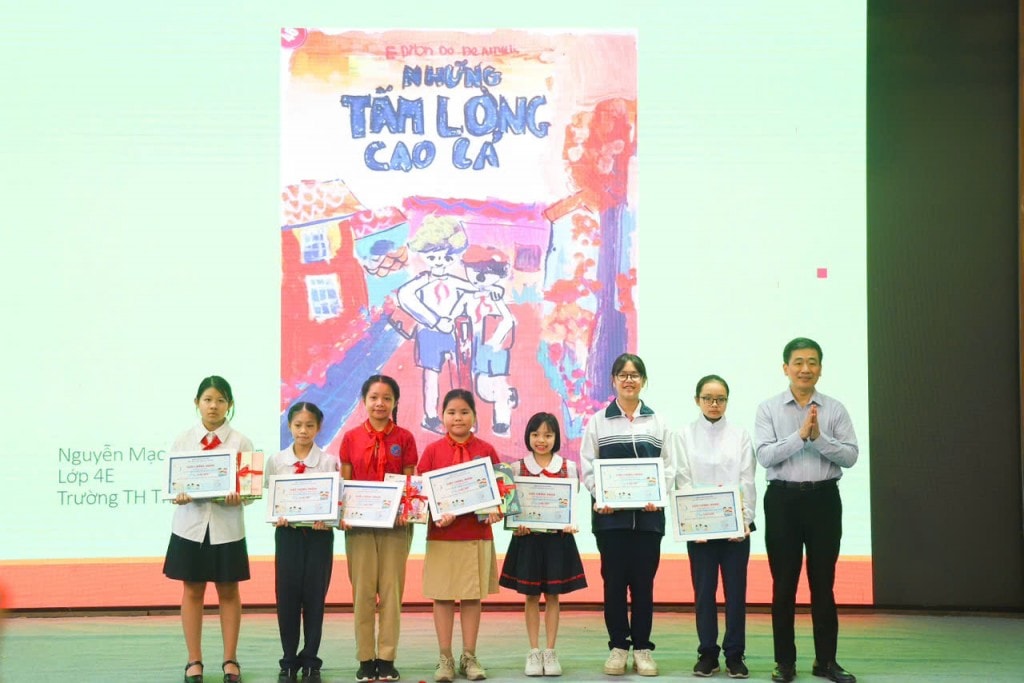 Ban Tổ chức trao giải thưởng hội thi vẽ tranh nội dung cuốn sách em yêu