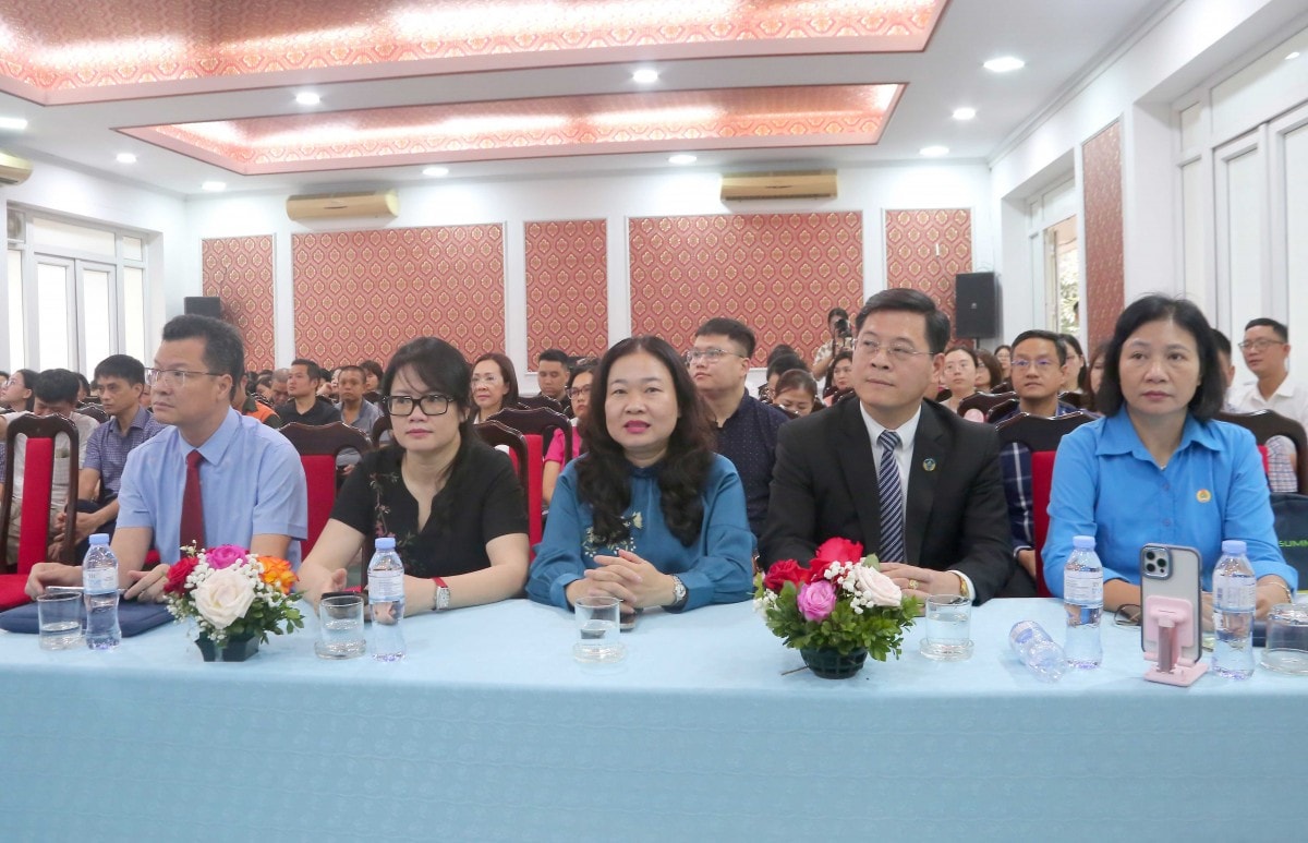 TRỰC TUYẾN HÌNH ẢNH: Gần 300 đoàn viên, người lao động đối thoại về Luật Thủ đô, Luật Công đoàn