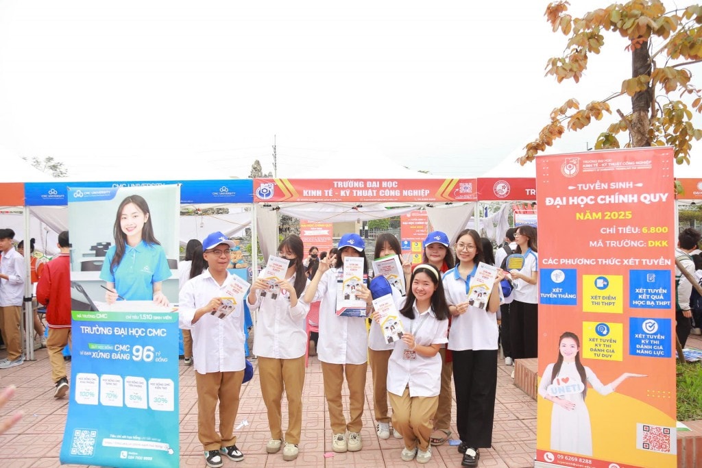 Các em học sinh vui vẻ ra về với nhiều tài liệu thông tin, cẩm nang của các trường