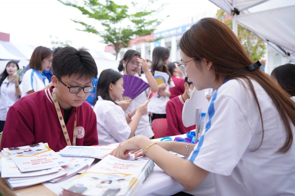 Gen Z thích thú mở “túi mù” khi đi nghe tư vấn tuyển sinh