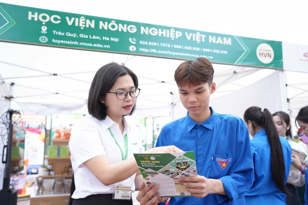 Gen Z thích thú mở “túi mù” khi đi nghe tư vấn tuyển sinh