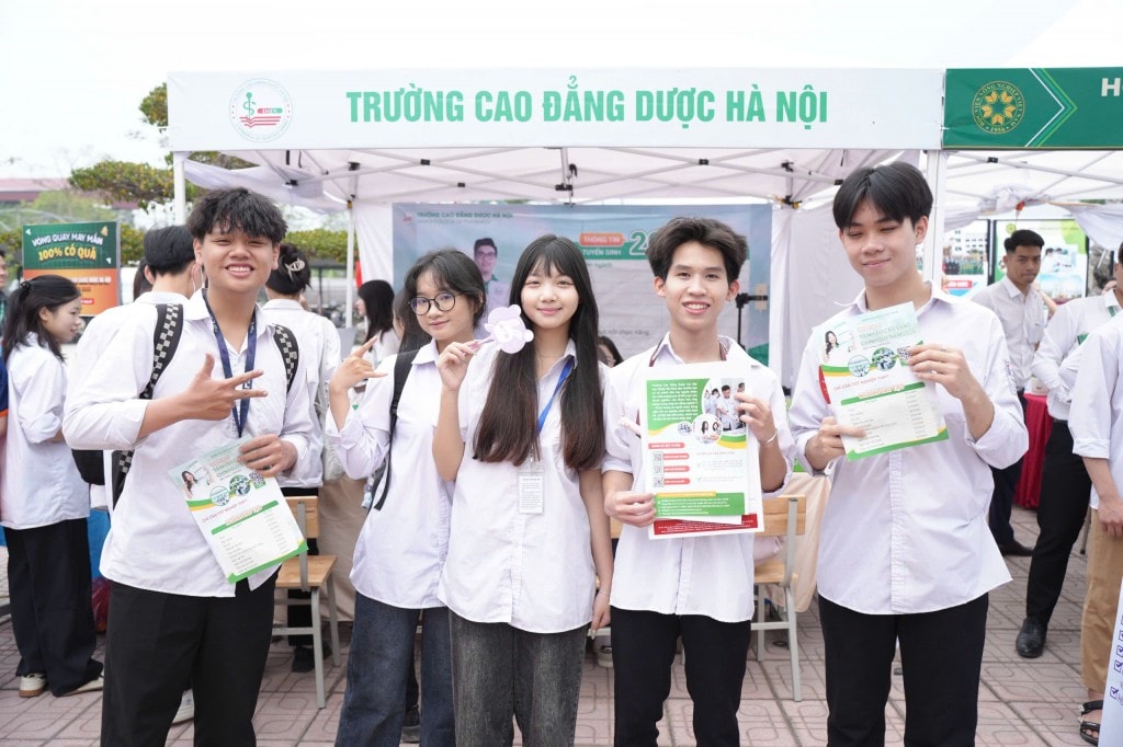 Gen Z thích thú mở “túi mù” khi đi nghe tư vấn tuyển sinh