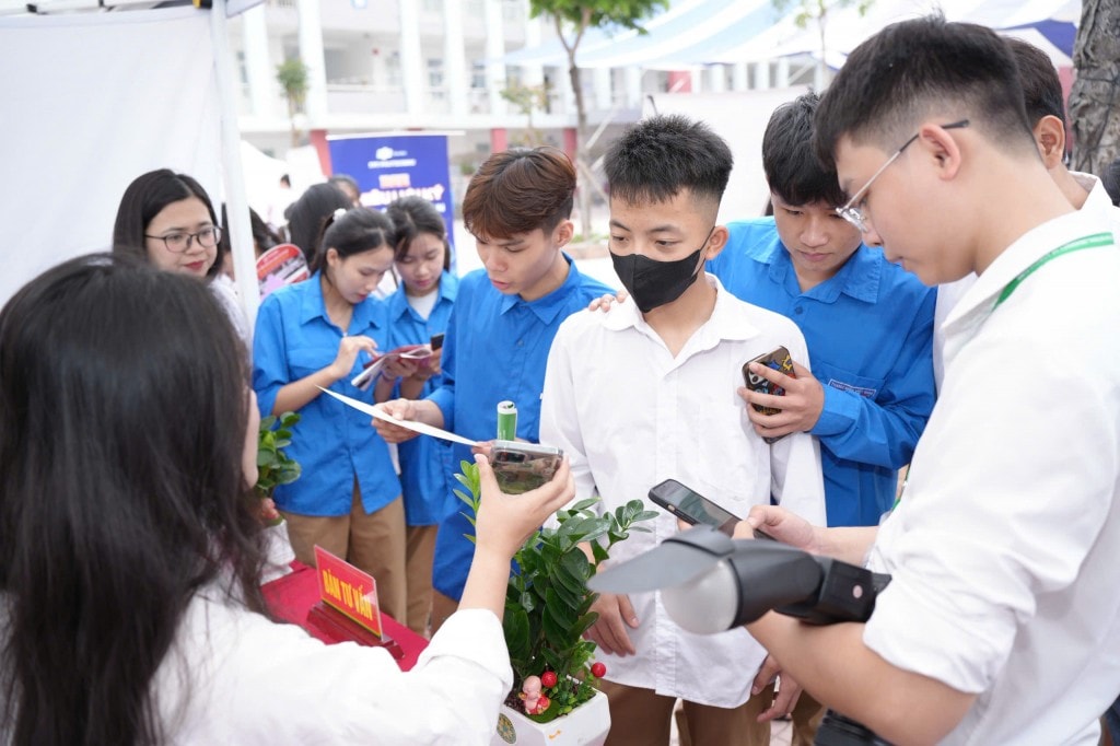 Gen Z thích thú mở “túi mù” khi đi nghe tư vấn tuyển sinh