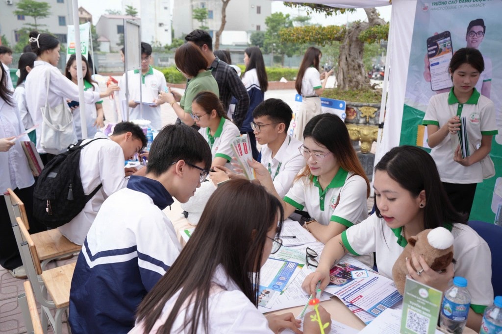Gen Z thích thú mở “túi mù” khi đi nghe tư vấn tuyển sinh