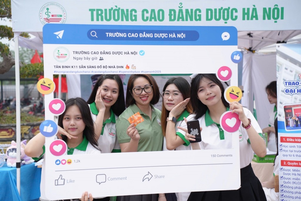 Gen Z thích thú mở “túi mù” khi đi nghe tư vấn tuyển sinh