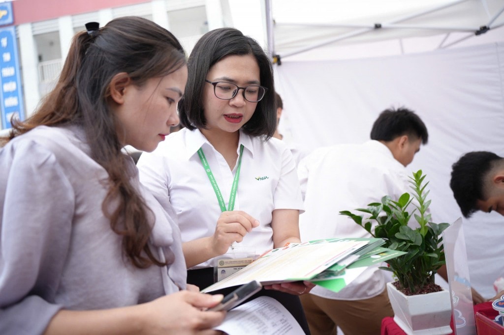 Gen Z thích thú mở “túi mù” khi đi nghe tư vấn tuyển sinh