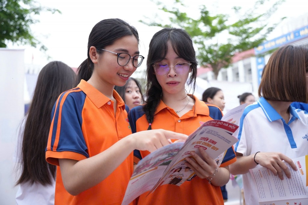 Gen Z thích thú mở “túi mù” khi đi nghe tư vấn tuyển sinh