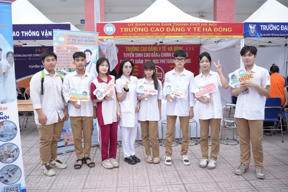 Các em học sinh tham gia, cùng các thầy cô giáo, cán bộ tư vấn tuyển sinh tạo không khí náo nhiệt tại chương trình