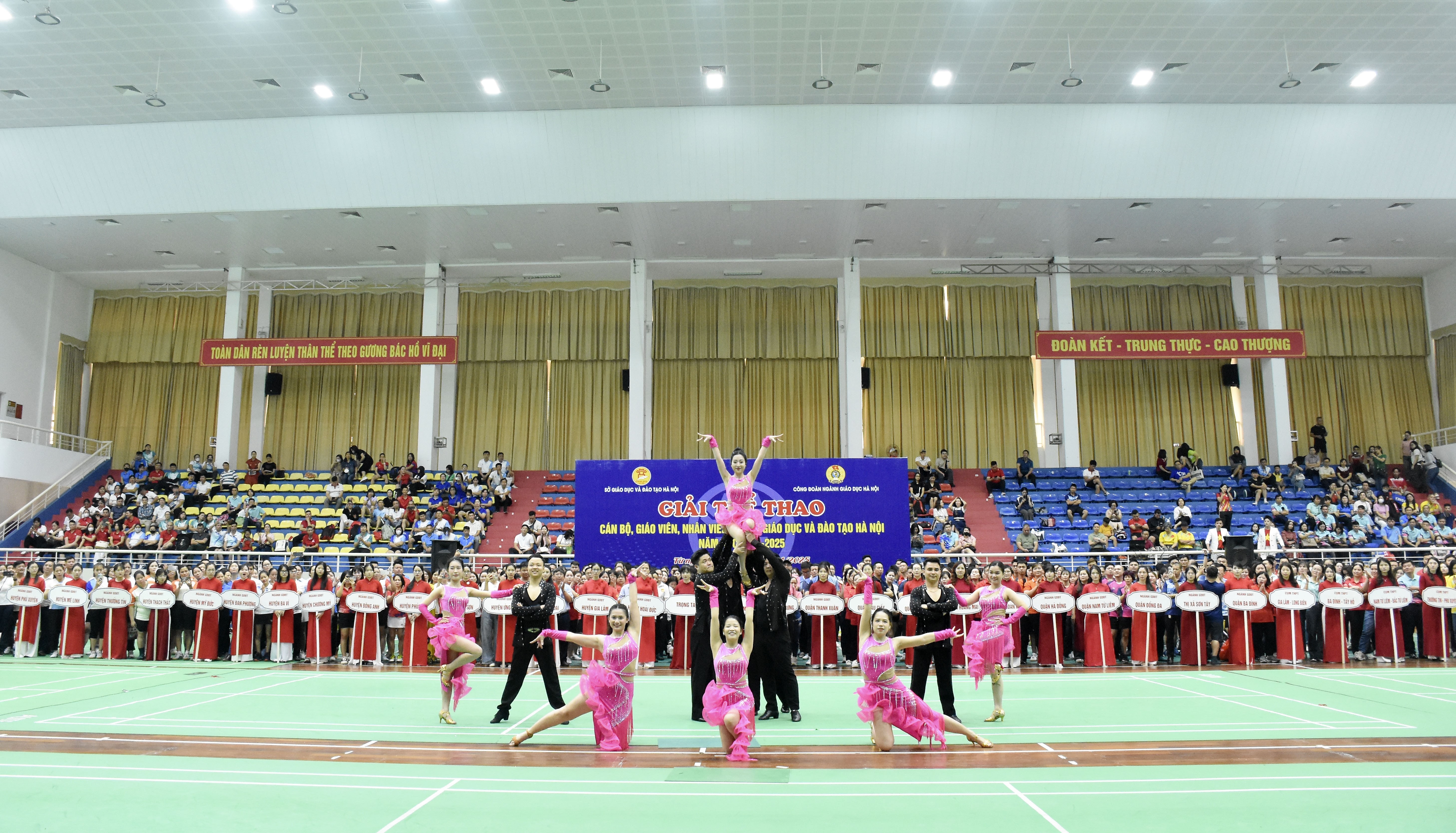 Những hình ảnh ấn tượng tại Giải thể thao CBGVNV ngành GD&ĐT Hà Nội