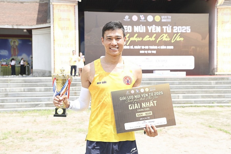 Niềm vui chiến thắng của nam vận động viên về đích đầu tiên cự ly 5km.