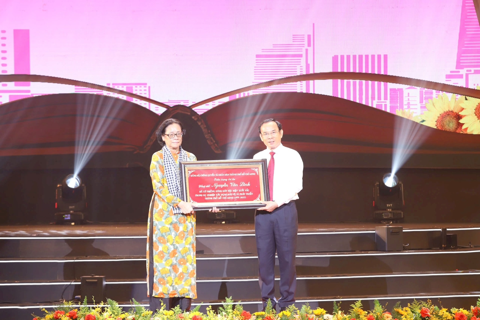 Bí thư Thành ủy thành phố Hồ Chí Minh Nguyễn Văn Nên trao bảng tôn vinh cho gia đình cố Tổng Bí thư Nguyễn Văn Linh. Ảnh: Nguyễn Lê