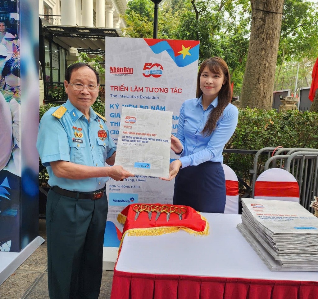 Các vị khách mời tìm hiểu các ấn phẩm trong đợt truyên truyền đặc biệt của báo Nhân Dân
