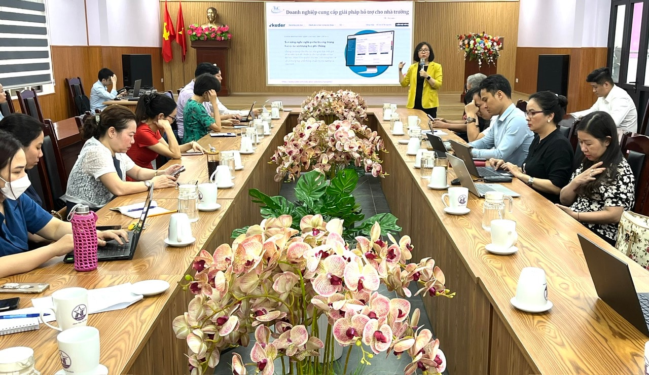 ba-dinh-hoi-thao-huong-nghiep-ai-3.jpg