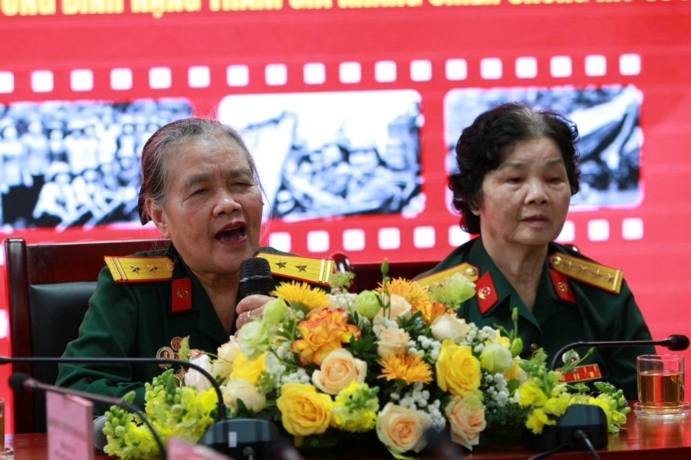 Bà Nguyễn Thị Hòa, nguyên Chính trị viên Đội lái xe, Trưởng ban liên lạc Đại đội nữ lái xe Trường Sơn giao lưu tại chương trình