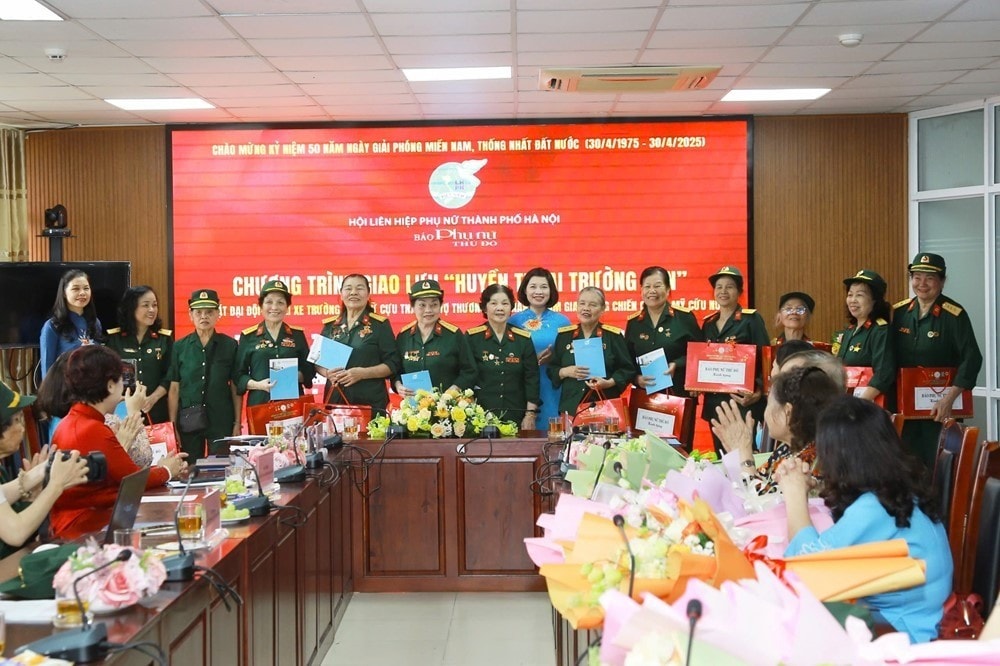 Bà Nguyễn Thị Kim Dung- Trưởng ban Tuyên giáo Hội LHPN Việt Nam tặng quà các bác Đại đội nữ lái xe Trường Sơn