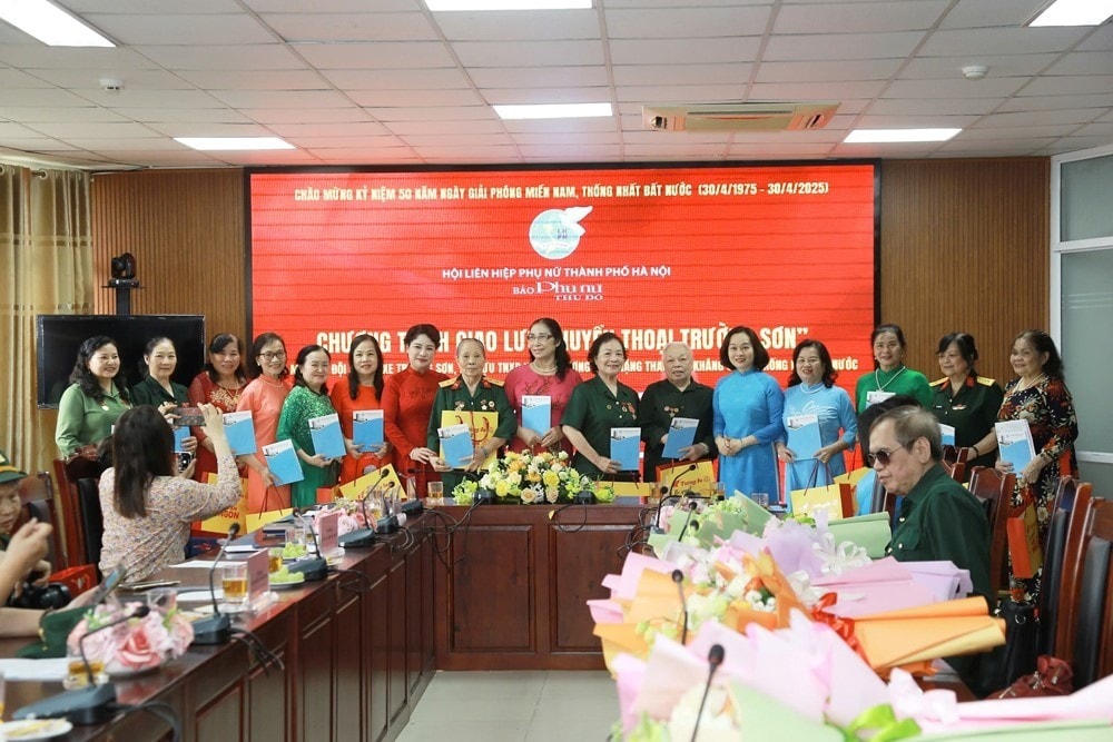 Phó Chủ tịch Thường trực Hội LHPN Hà Nội Phạm Thị Thanh Hương và Tổng Biên tập Báo Phụ nữ Thủ đô Lê Quỳnh Trang tặng quà các bác nữ cựu TNXP, thương binh, vợ thương binh nặng