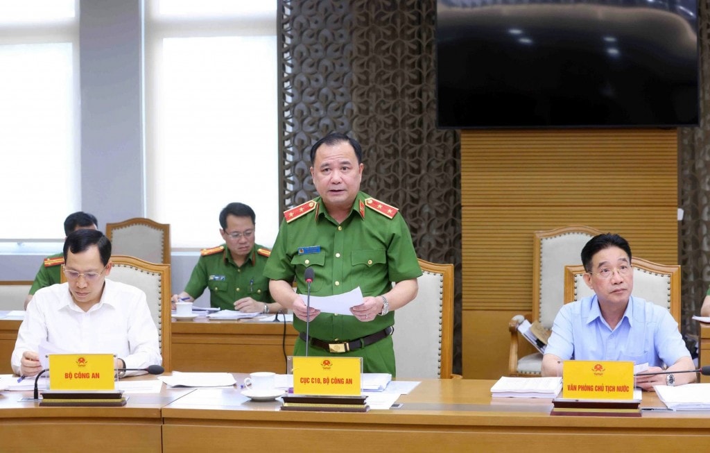 Đại diện Bộ Công an phát biểu tại phiên họp - Ảnh: VGP/Nguyễn Hoàng