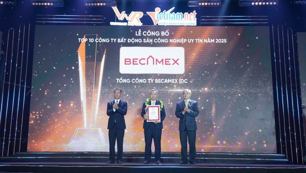Ông Nguyễn Văn Thanh Huy, Phó Tổng Giám đốc Tổng công ty Becamex IDC nhận Cúp và Giấy chứng nhận TOP10 Công ty Bất động sản công nghiệp uy tín năm 2025.