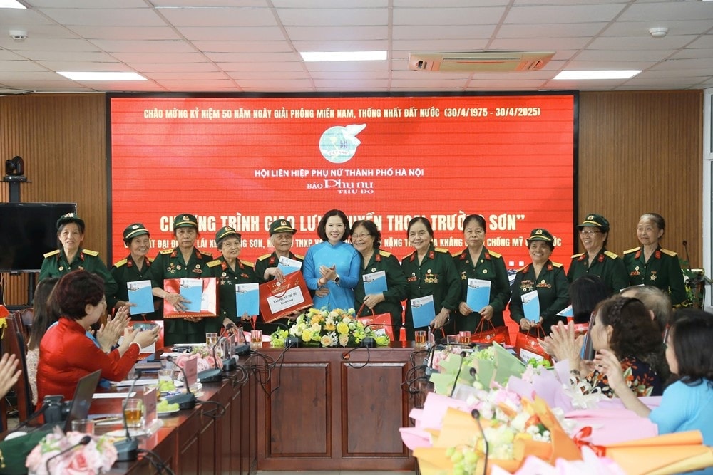 Giao lưu với Đại đội nữ lái xe Trường Sơn