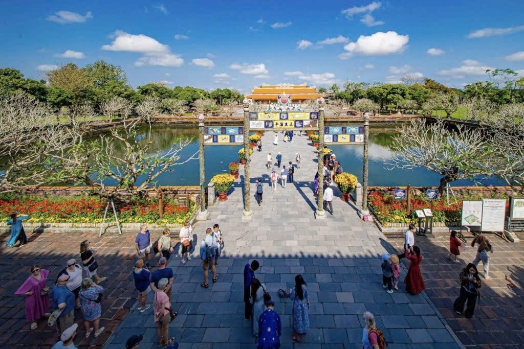 Du khách tham quan Đại Nội Huế 