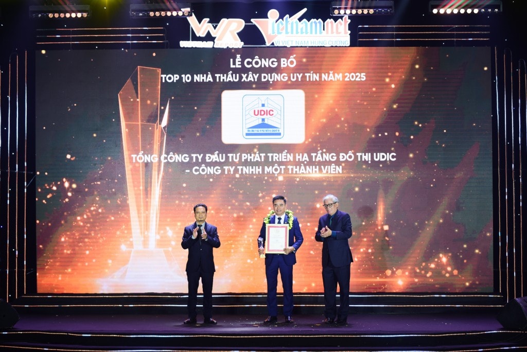 Ông Đỗ Tiến Lợi - Phó Tổng Giám đốc Tổng công ty UDIC vinh dự nhận Cúp và Giấy chứng nhận từ BTC