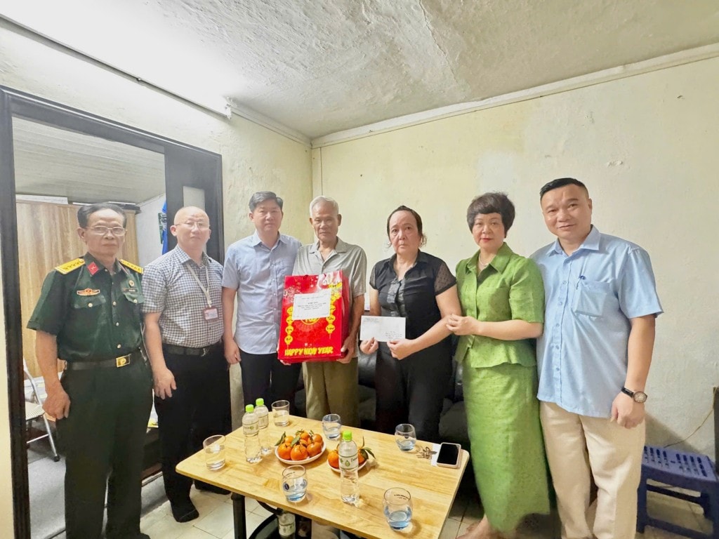 Lãnh đạo quận Ba Đình và phường Giảng Võ thăm, tặng quà Cựu chiến binh Hoàng Văn Bảy - Phòng 410 Nhà D5 Tập thể Giảng Võ