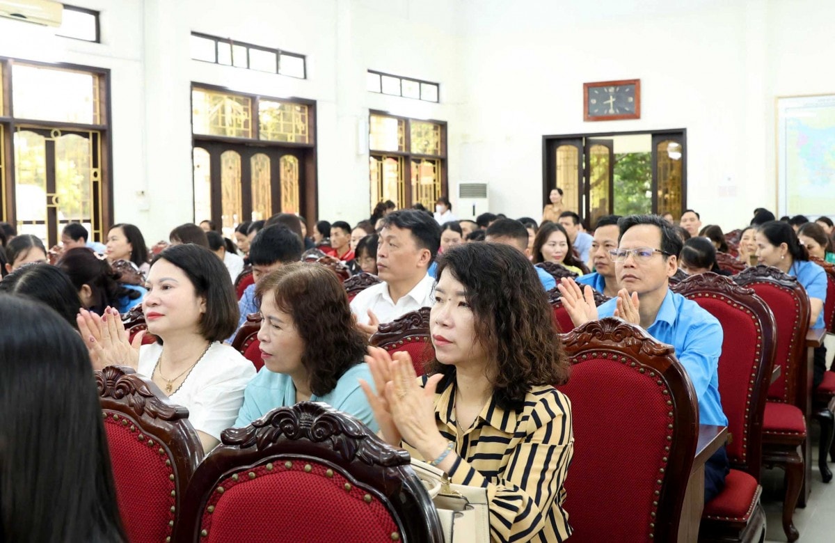 TRỰC TUYẾN HÌNH ẢNH: Chính sách đối với cán bộ nghỉ trước tuổi khi thực hiện tinh gọn bộ máy