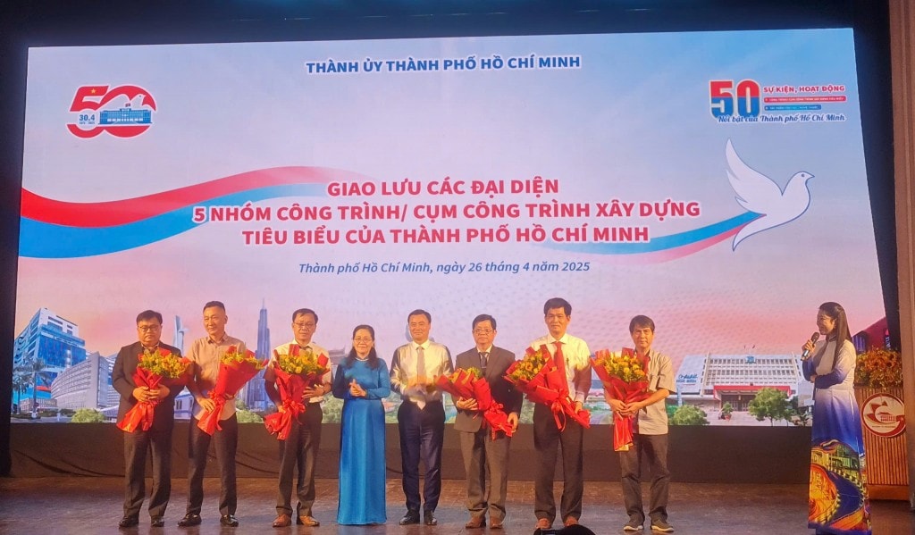 Chủ tịch HĐND TPHCM Nguyễn Thị Lệ và Phó Giám đốc Sở Xây dựng TP Hồ Chí Minh Huỳnh Thanh Khiết tặng hoa và biểu trưng vinh danh cho đại diện các công trình tiêu biểu