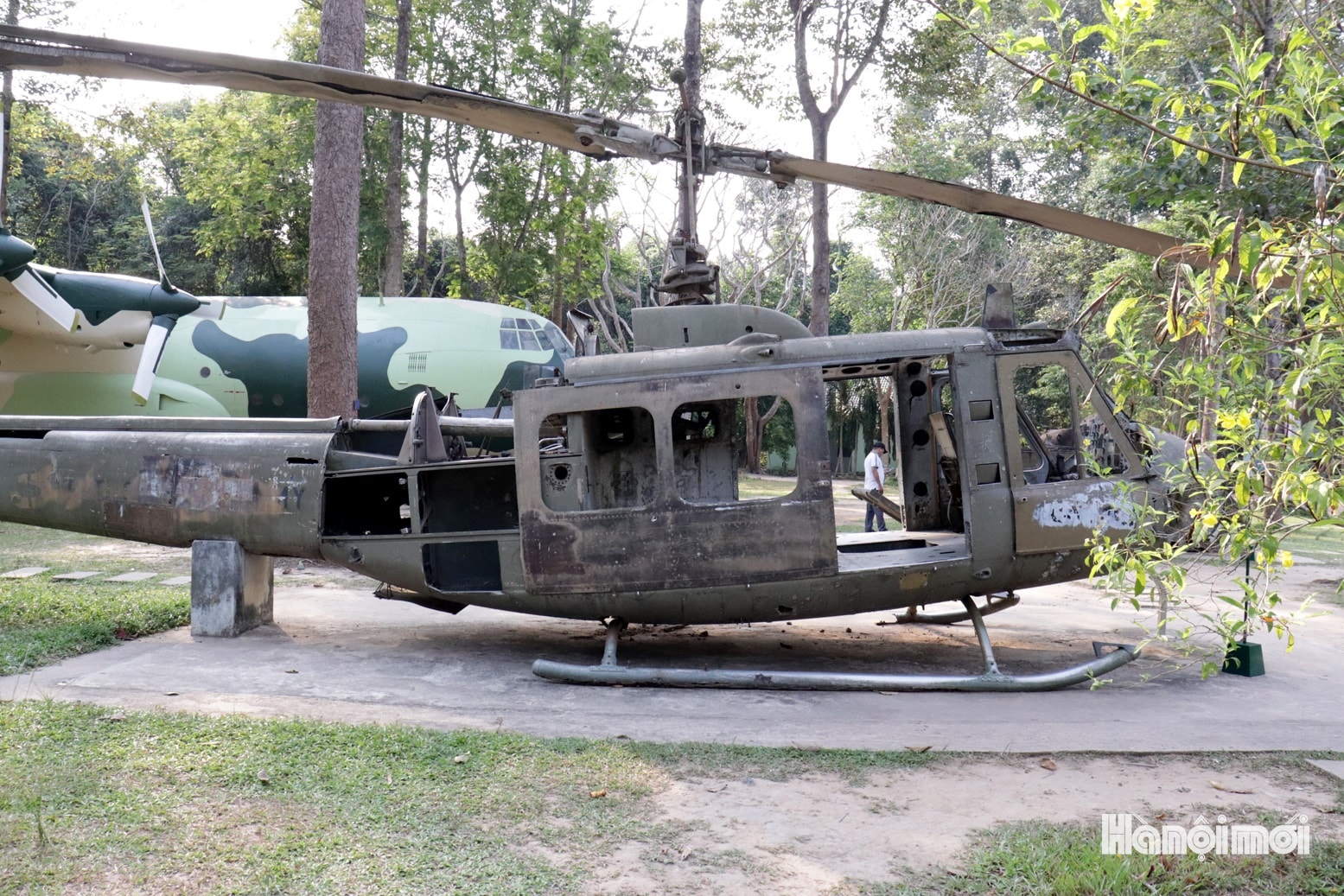 W_uh-1a1.jpg