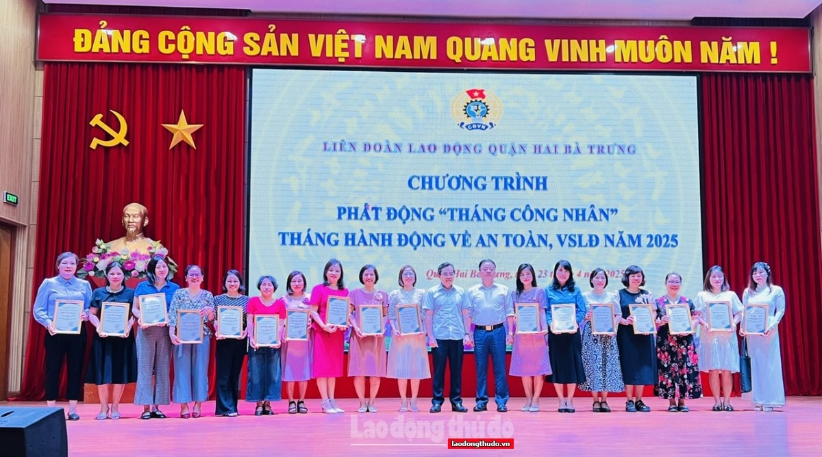 Trao danh hiệu Cơ quan, đơn vị đạt chuẩn văn hóa