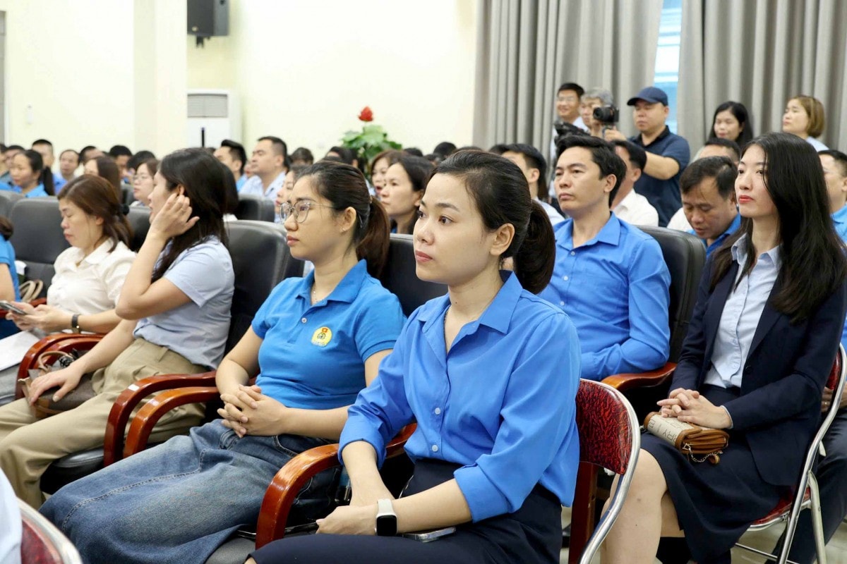 TRỰC TUYẾN HÌNH ẢNH: Đối thoại, giao lưu về những chính sách mới liên quan đến người lao động
