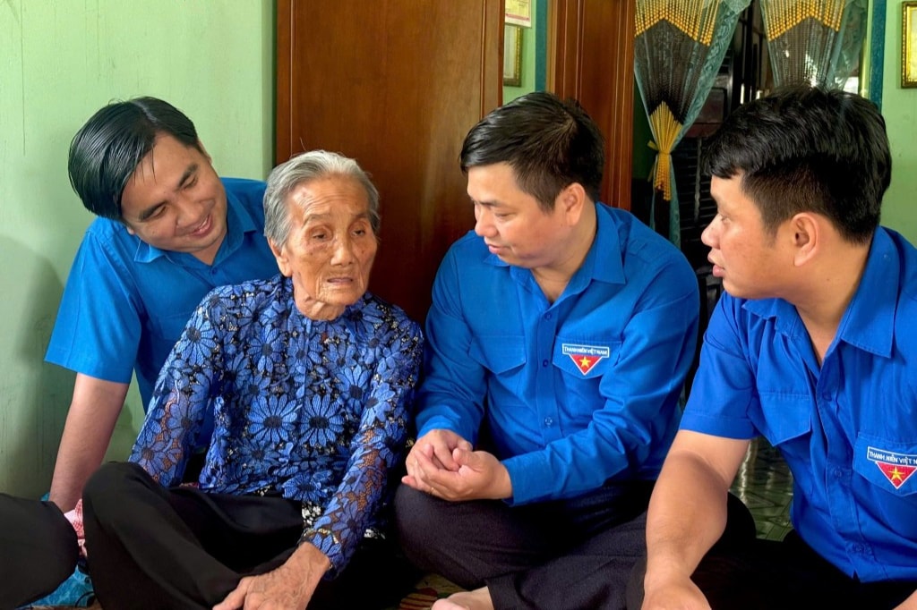 Đoàn viên, thanh niên thăm hỏi Mẹ Việt Nam Anh hùng
