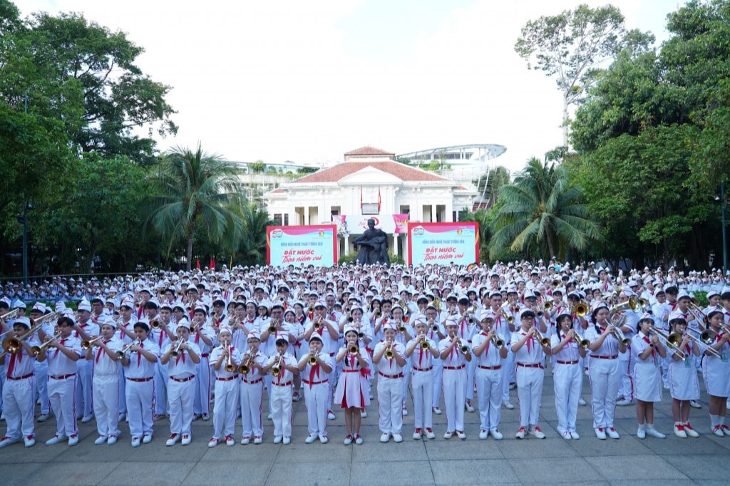 Màn biểu diễn trống kèn của thiếu nhi kỷ niệm 50 năm Ngày Giải phóng miền Nam thống nhất đất nước