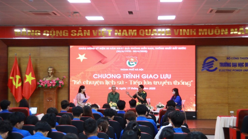 Chương trình giao lưu nhân chứng lịch sử “Kể chuyện lịch sử - Tiếp lửa truyền thống” do Thành đoàn Hà Nội tổ chức