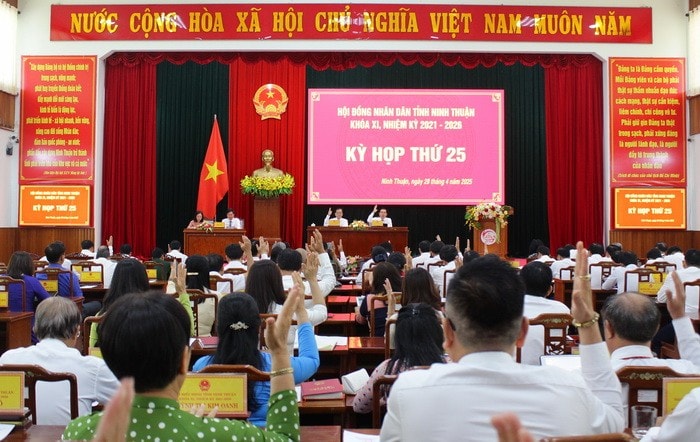 Các đại biểu HĐND tỉnh Ninh Thuận biểu quyết thông qua nghị quyết (Ảnh: ninhthuan.gov)