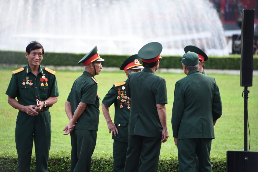 Trong dòng người đi thăm Dinh Độc Lập, có rất nhiều người là cựu chiến binh, từng chiến đấu, từng cùng đoàn quân giải phóng tiến vào trong ngày 30/4 lịch sử cách đây 49 năm, nay có dịp thăm lại chiến trường xưa.