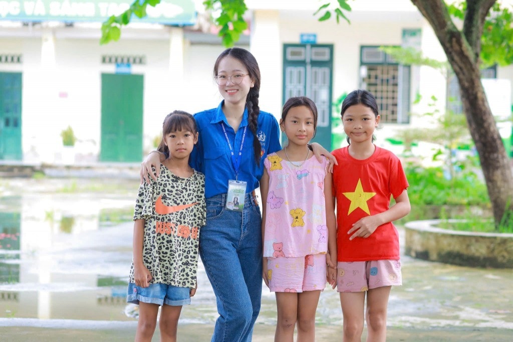 Bùi Hạnh Nhung cùng các em nhỏ khi tham gia hoạt động tình nguyện