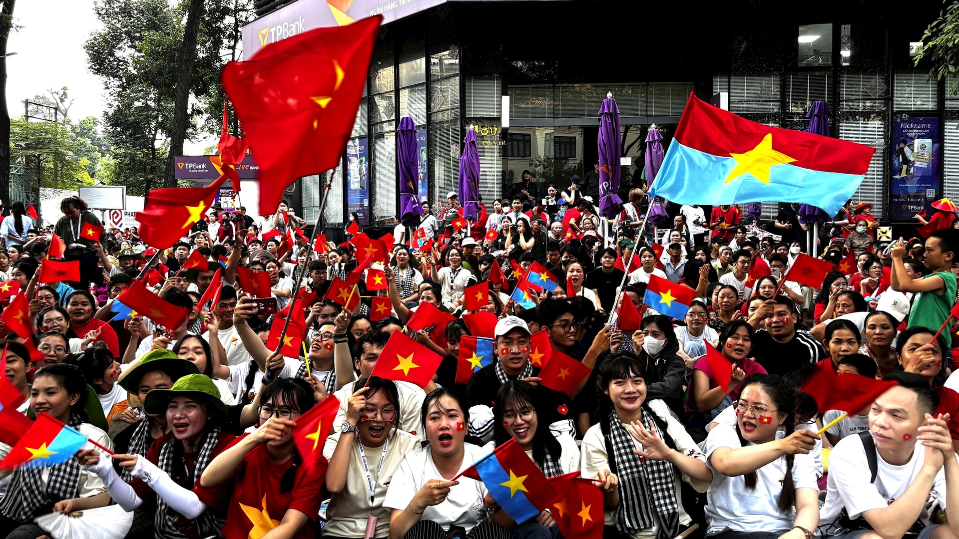 nguoi-dan-hao-hung-chao-don-doan-dieu-binh-dieu-hanh..jpg