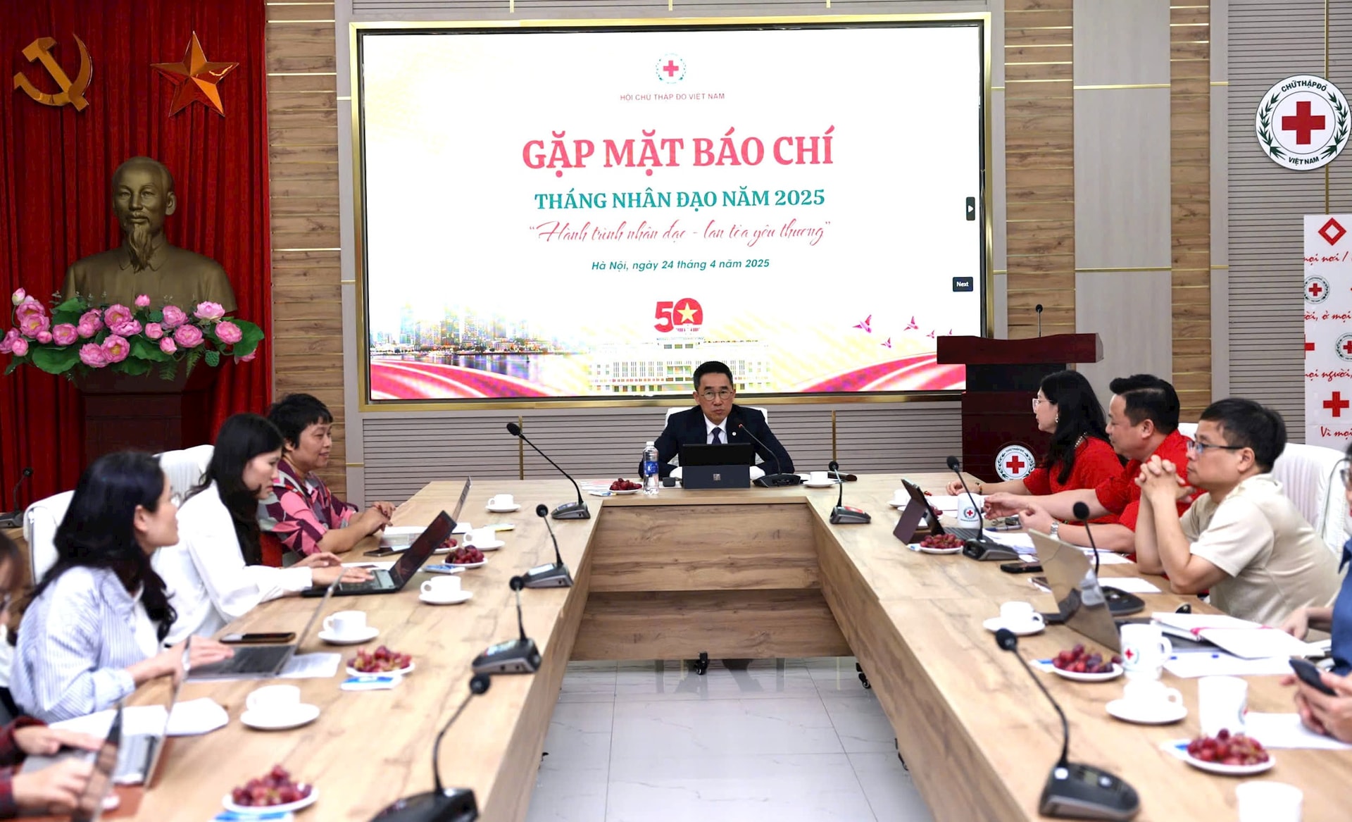 hai-anh-trao-doi-bao-chi.jpg